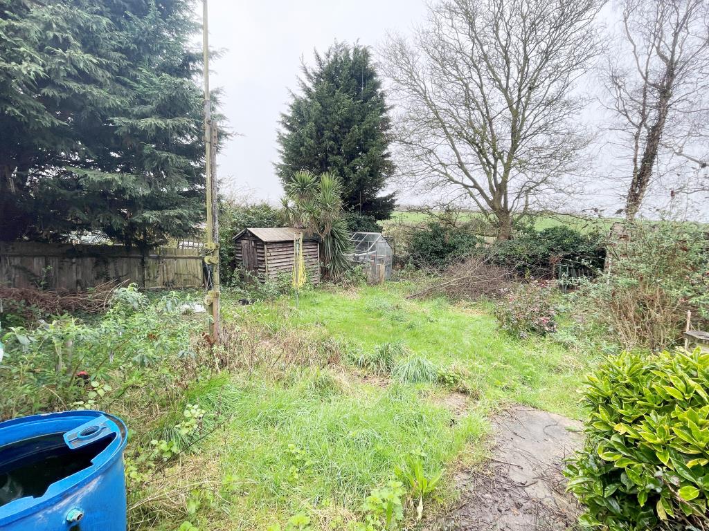 Lot: 79 - DILAPIDATED DETACHED BUNGALOW - Garden with shed and green house